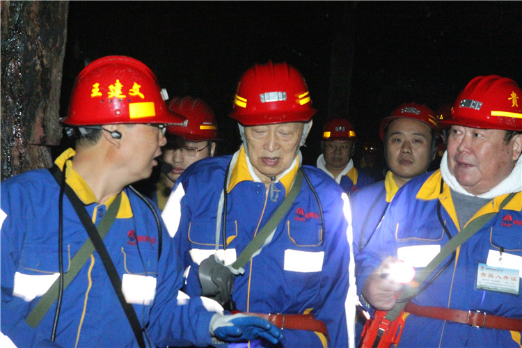 宋院士、張院士一行下井視察工作，聽取礦方匯報